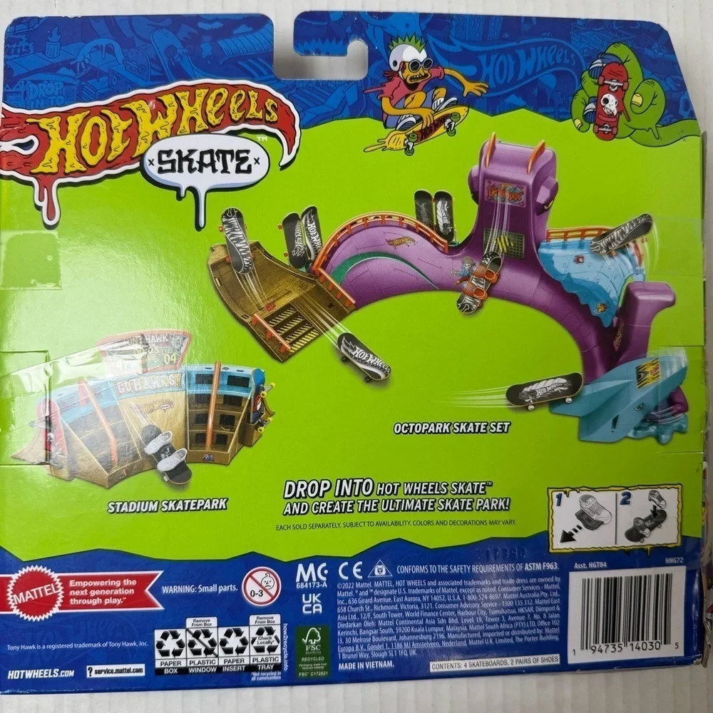 Hot Wheels Skate Set of 4 Fingerboards & 2 Sets of Skate Shoes